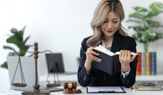 Wpływ studiów prawniczych na rozwój umiejętności miękkich: Kluczowe kompetencje dla przyszłego prawnika