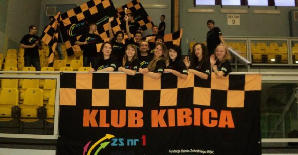 Klub Kibica natychmiast umieścił logo na banerach, flagach i koszulkach