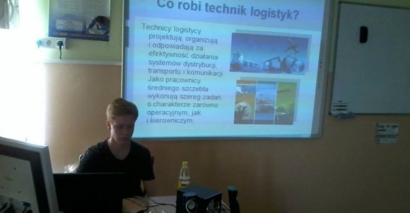 Uczą się co robi technik logistyk :)