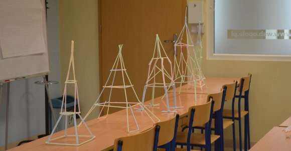 Uczniowie mili za zadanie wykonać wieżę Eiffla, co miało na celu naukę rozplanowania czasu. 
Oto ich efekty pracy :)