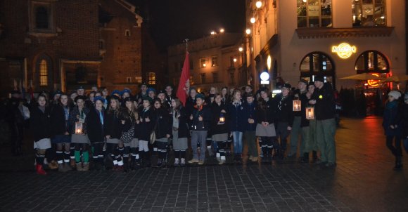 Reprezentacja Hufca po odbiorze BŚP w Krakowie, przed Kościołem Mariackim - 14 XII 2014