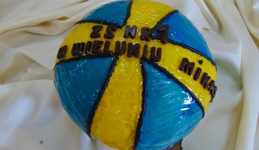 W ZS1 odbyły się zawody w piłce siatkowej dla Gimnazjalistów, gdzie prezentem był wymarzony tort – piłka! A  jak smakował…..