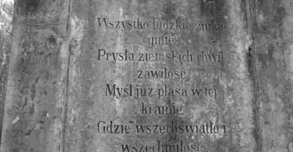 Główna płyta pomnika. Jego zleceniodawcą był brat Witolda, Włodzimierz, który jednak zmarł poł roku po tragicznych wydarzeniach, 29 czerwca 1913. Monument dokończyła Maria Skórzewska.