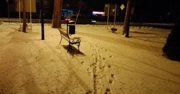 Samotna ławeczka wśród  śniegu wygląda bajkowo.