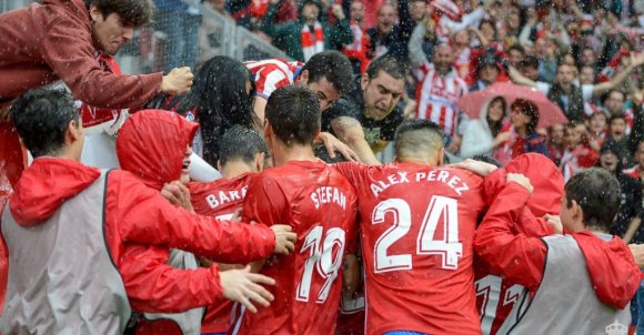 Piłkarze cieszą sie z gola w derbach Asturii z Realem Oviedo